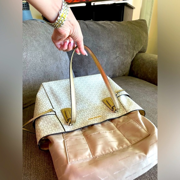 Michael Kors jet set white/cream signature tote with gold perforated stars⭐️⭐️⭐️ - Picture 12 of 14